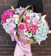 Цветочная композиция из Розы, Хризантемы, Пионы и Лизиантусы в корзине в Хреновом