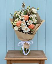 Букет цветов из:  Альстромерии, Лизиантусы, Розы и Хризантемы в Хреновом