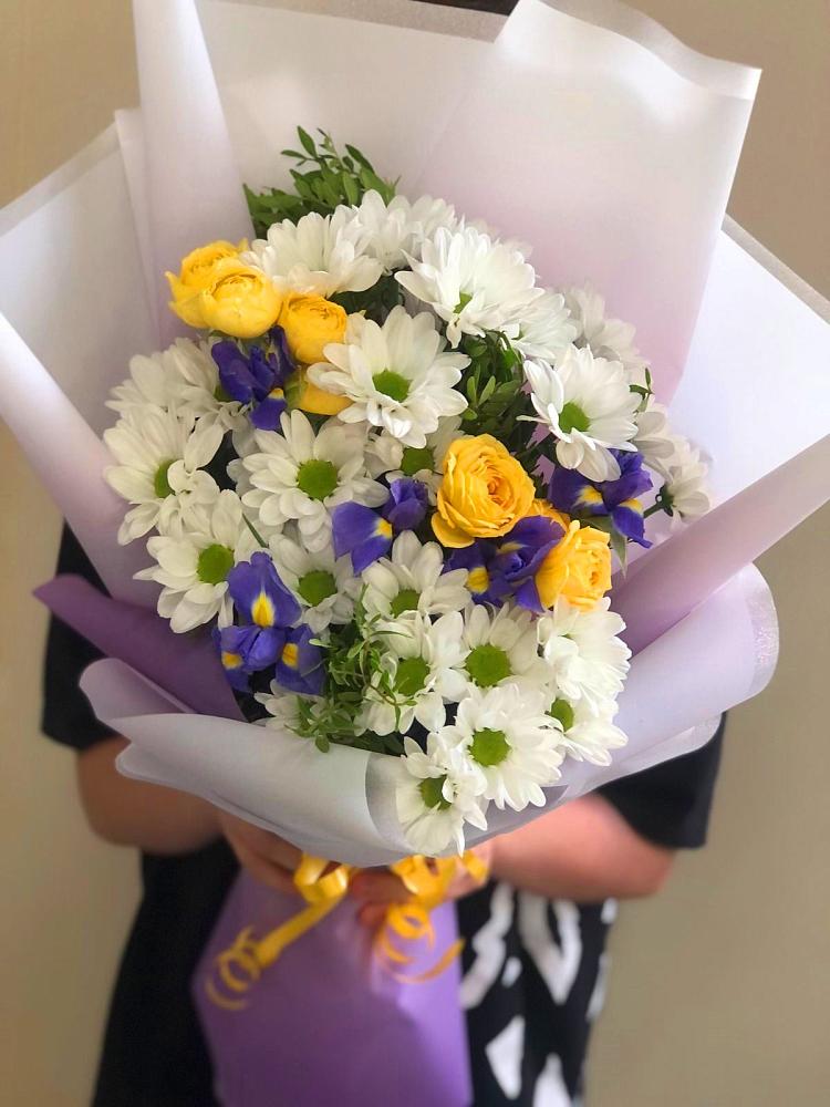Букет цветов из: Ирисы, Хризантемы и Розы в Хреновом