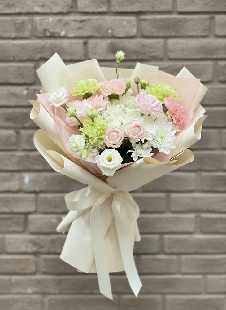 Букет цветов из: Гвоздики, Розы, Лизиантусы и Хризантемы в Хреновом