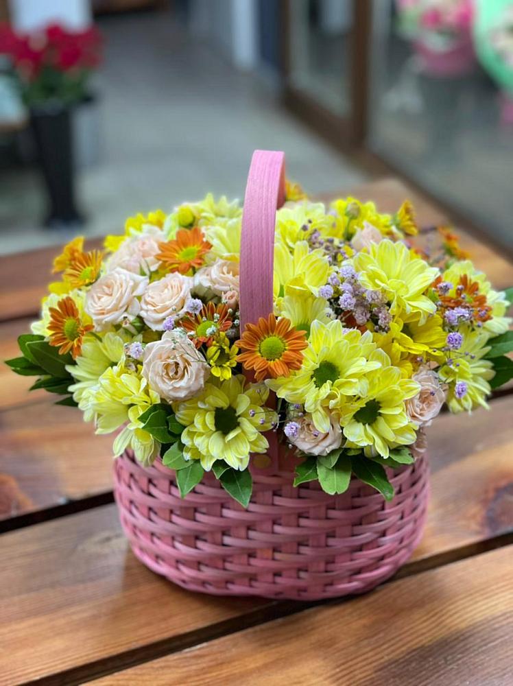 Цветочная композиция из Хризантемы и Розы в корзине в Хреновом