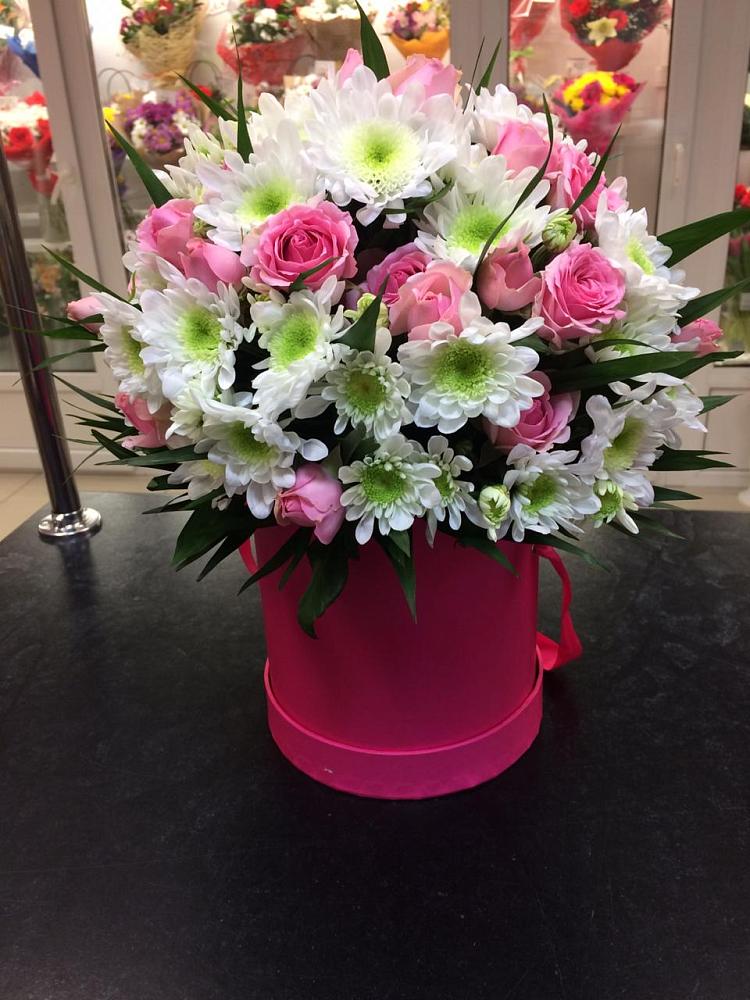 Цветочная композиция из Розы и Хризантемы в шляпной коробке в Хреновом