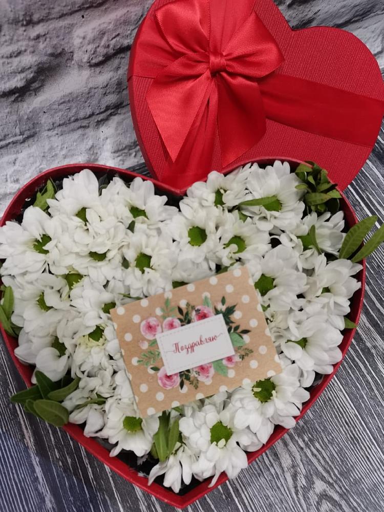 Цветочная композиция из Хризантемы в виде сердца в Хреновом