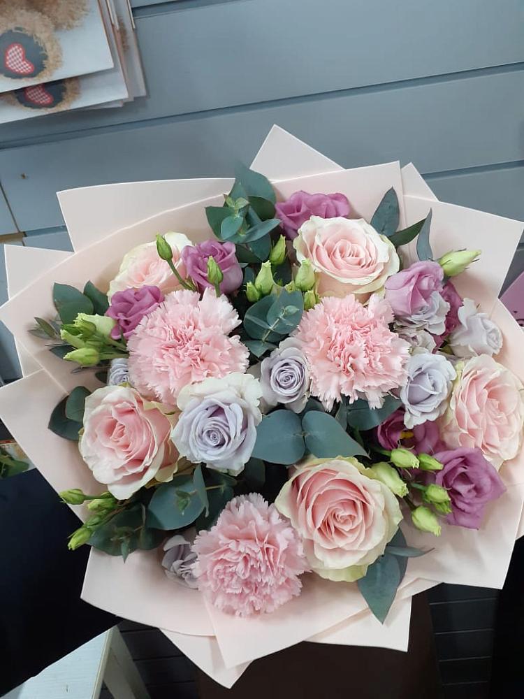 Букет цветов из: Розы, Гвоздики и Лизиантусы в Хреновом